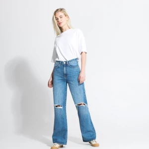 Jeans med hål på knäna - Säljer ett par jeans med hål på knäna, säljer för att de är för stora på mig och inte min stil💗 Jeansen är i bra skick och använda ca 3/4 gånger✨ nypris: 300kr🌠 (de 2 första bilderna är lånade) 🌌
