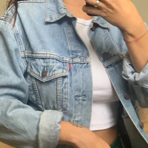 Levis jeansjacka - Vintage jeansjacka från Levis. Köpte den för 800:- Storlek Medium
