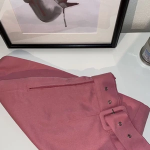 Kjol - Extremt fin kjol som är använd 1 gång. Tyvärr för liten för mig🤩