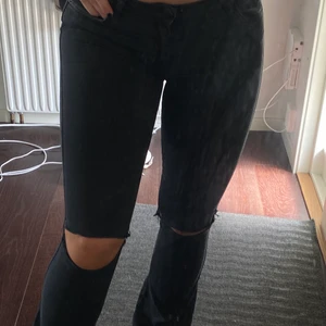 Butcut jeans  - Så fina butcut jeans med hål på knäna! Sitter som en smäck! 🖤köparen står för frakten!