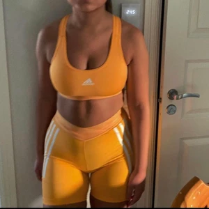 Adidas tränings set - Säljer matchande sport-bh & träningstights från adidas då jag köpte setet i 2 olika storlekar och inte längre kan returnera. Sport-bh är i storlek XL träningstightsen är i L. Säljs antingen ihop 500 eller 250 st. Aldrig använda! Köparen står för frakt 🚚 