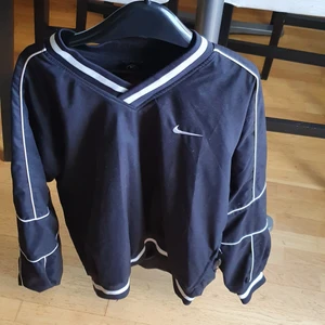Åkta Nike unisex jacka  - Säljer min åkta unisex  Nike jacka som är I mycket bra skick och passar xxs_ l.Bra till höst och vår