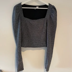 Glittrig topp - Fint skick. Använd en gång 