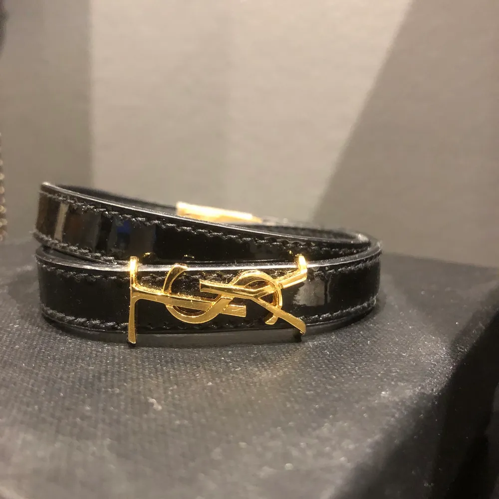 Såså fint armband från YSL, som tyvärr inte kommer till användning längre - är såklart äkta💞 . Accessoarer.