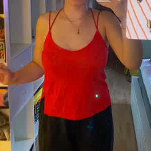 Rött linne - Rött linne med korsande band på ryggen. Aldrig använd. 