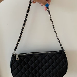 Axelväska🖤 - Svart axelväska ifrån Ginatricot. Använd fåtal gånger och är därför i väldigt bra skick🖤