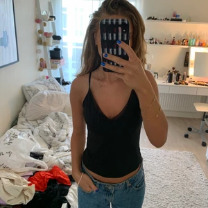 Svart linne - Gulligt svart linne från zara! Enkelt med en v-ringning som är lite mesh-liknande