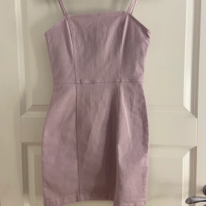 Lila jeans klänning - Miniklänning i fin lila färg som aldrig använts 