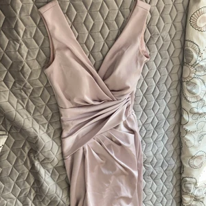 Ljus lila/rosa klänning  - Super fin rosa/lila klänning, perfekt för fest m.m. Den har en öppning längst ner vid benen samt i ryggen. Väldigt bra passform och sitter bekvämt. Endast använd 1 gång och säljer pga att den inte kmr till användning. Org pris: 3000