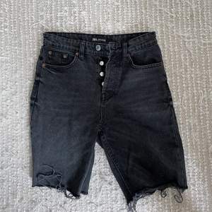 Ett par jeans som jag gjort om till ett par längre shorts.💕💕