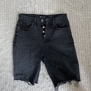 Jeansshorts  - Ett par jeans som jag gjort om till ett par längre shorts.💕💕