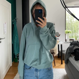 Hoodie - Säljer min favorit Hoodie ifrån weekday. Så fin grön/blå/grå färg💕💕