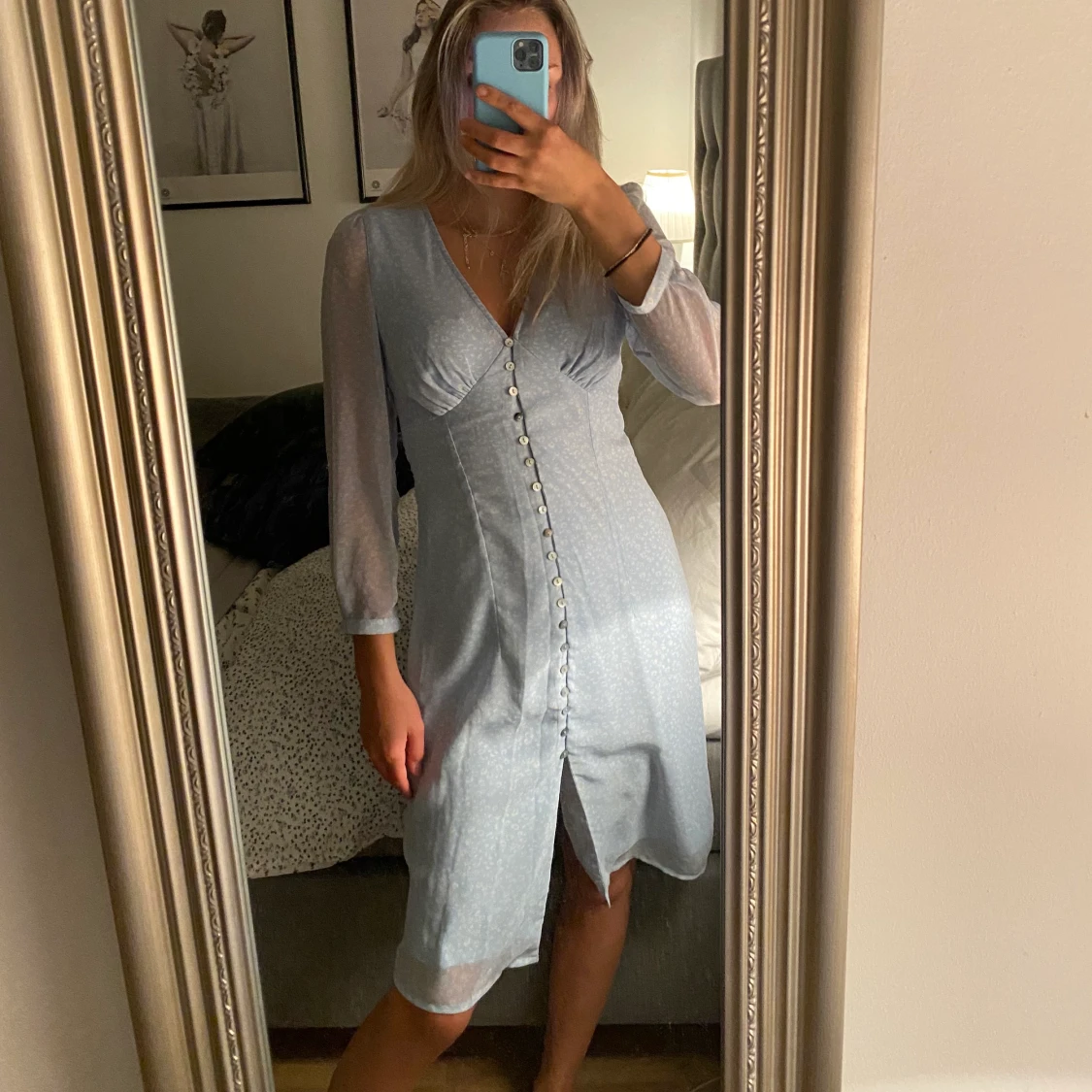 Blå klänning med knappar