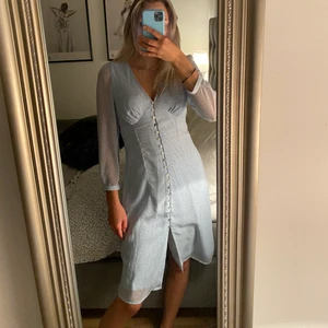 Blå klänning med knappar - Söt ljusblå klänning med knappar, helt oanvänd. Köparen står för frakten!!