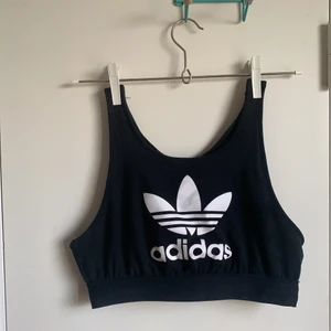 Adidas original linne crop top - Adidas original linne jag köpt på dm retro. Knappt använt och i nyskick. Inköpt för ca 300kr. Uk stl 12, sitter tight på mig som är M. Kan mötas upp i Sthlm eller så står köparen för frakten. Jag kan samfrakta ockaå så kolla gärna på mina andra plagg🌸 (kan skicka spårbart om så önskas)