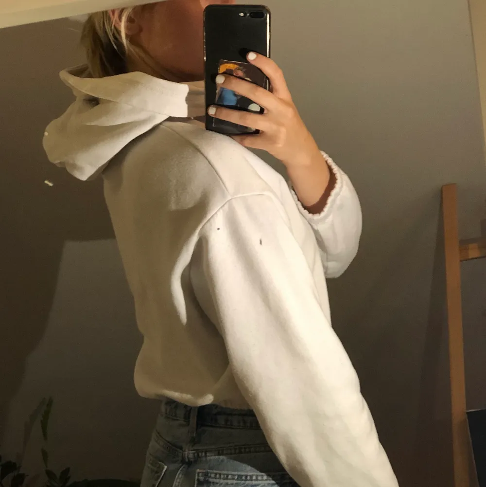 En croppad vit hoodie från ZARA som är perfekt när man inte vill att det ska hänga över byxor, kjolar osv🤍🤍🤍 i mycket bra kvalite. Hoodies.