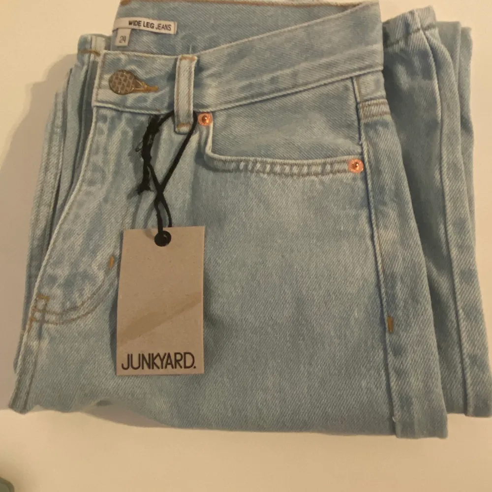 Säljer dessa ljus blåa vida jeansen från Junkyard som tyvärr var för små för mig redan vid leveransen. Har aldrig använt dom endast prövade en gång, prislapp finns kvar (se tredje bilden). Jeansen är i storlek 24 vilket motsvarar storlek 32. Säljer för 250 kr + frakt💕💕. Jeans & Byxor.