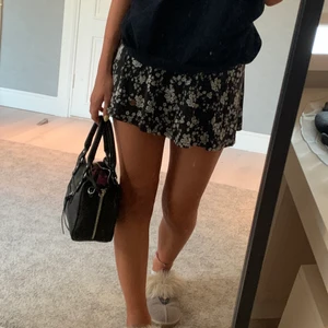 Kjol - Superfin kjol i st 152, skulle säga att den sitter som en S-XS. Frakt tillkommer🖤