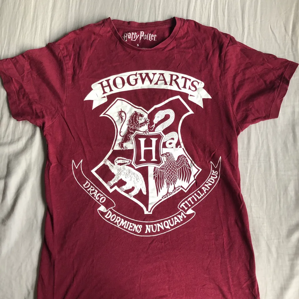 Säljer min vinröda Harry Potter tröja med Hogwarts motiv.. T-shirts.