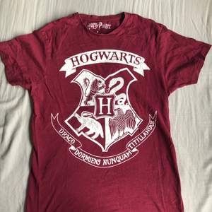 Säljer min vinröda Harry Potter tröja med Hogwarts motiv.