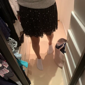 Svart plisserad kjol med stjärnor - Svart plisserad kjol med stjärnor från Envii, väldigt bra skick. Står ingen storlek men passar mig som är en S och skulle säkert passa både mindre och större storlekar då midjan är stretchig❤️