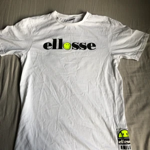 Vit Ellesse x Smiley tröja - Helt ny Ellesse x smiley tröja, fick den i present men inte riktigt min stil.