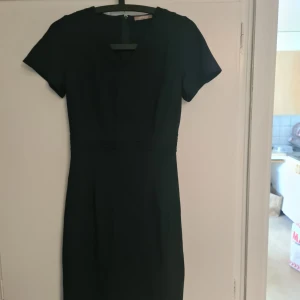 Halvlång Mörkblå fodralklänning  - Endast använd ett fåtal gånger. 