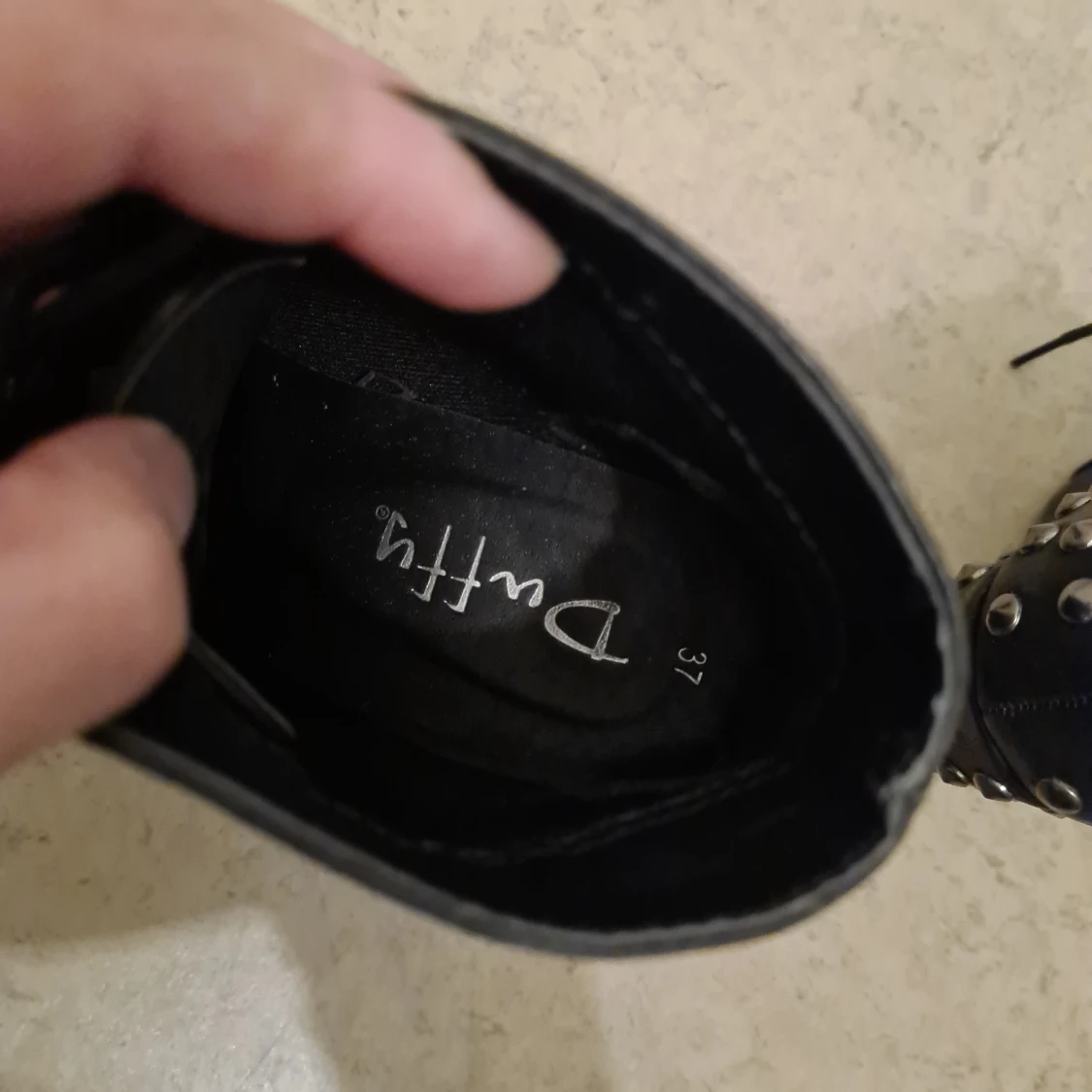 Svarta klackar med nitar  - 90