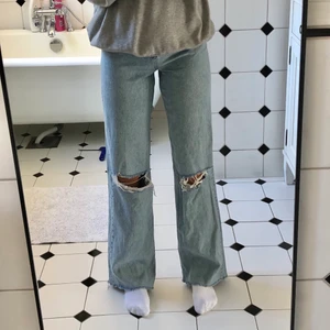 Zara jeans - Trendiga Zara full length jeans i färgen ljusblå. Exakta modellen går inte att köpa längre. Använde relativt många gånger under 2020 och är därför lite slitna i tyget. Det finns å andra sidan inga fläckar, märken eller hål förutom de på knäna. Köparen betalar frakt. Kontakta om du är intresserad💕🌟