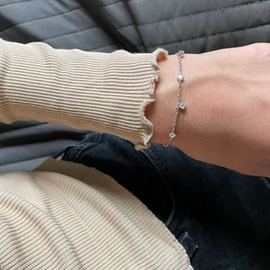 Beige topp från Gina Tricot strl XS - Jättefin topp från Gina Tricot i storlek XS och färgen beige/ljusbrun. Jätteskönt och luftigt material som även är ribbat. Längst ner på ärmarna och också lite på slutet av tröjan är materialet lite ”vågigt” som små volanger, vilket är superfint och ger toppen lite extra! Mycket bra skick, sällan använd. Frakt tillkommer. 