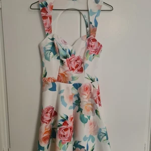 Fin blommig klänning från Nelly - Klänning från Nelly