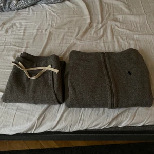 Ralph Lauren mjukis dress i strl XS - Jag köpte planet från Johnells online, Det är ny för litet för mig, det passar bra på om du är 1,67cm/1,68cm, Det passar bra till det mesta tillfällen, Jag har använt dressen 1-3 gånger men eftersom den inte längre passar mig så säljer jag den vidare till någon som förhoppningsvis vill köpa den.//mvh