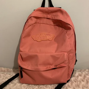 Vans ryggsäck  - En super gullig rosa vansryggsäck! Nypris 400 kr Ganska bra skick men inte ny, en liten smutsfläck som man kan se på bild 1 men det går att få bort 😋 säljer pga att den inte kommer till användning ! Pris inklusive frakt 📦 