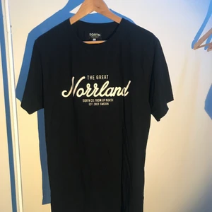 SQRTN T-Shirt - En svart Norrland t-shirt från SQRTN Co. i storlek small. Trycket är på framsidan.