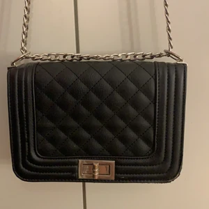 Svart väska  - En svart jätte söt väska med silver kedja från ur&penn nypris 200 andvänt fåtal ggr 🥰