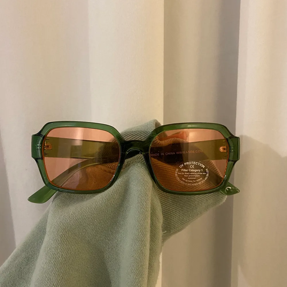 Coola grön/rosa solglasögon! one size, köpta på ASOS och är endast testade 💕 Hör gärna av dig ifall du har några frågor☺️. Accessoarer.