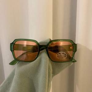 Coola grön/rosa solglasögon! one size, köpta på ASOS och är endast testade 💕 Hör gärna av dig ifall du har några frågor☺️