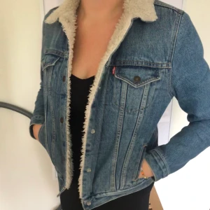Levis Jacka - Teddy-fodrad  jeansjacka från Levis! Tyvärr inte kommit så mycket till användning därför hoppas jag finna en ny ägare till denna sköna och fina jacka!🤗 (andra bilden är lånad från Åhléns 😅) köpt ny för 1400kr