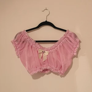 Topp i chiffong från Sugar Thrillz - Det tar emot att sälja den här.. Älskar den men har aldrig fått användning för den, har bara provat den. Storlek M men är liten i storleken. Nypris var runt 300kr plus frakt och tull