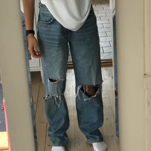 Gina Tricot High Waisted Jeans Strl 36 - Dessa fina högmidjade jeans från Gina tricot är tyvärr för stora för mig. Jag är 163 cm lång för referens. Ordinarepris ca 499kr.💓  Lite uttöjda i midjan vilket gör att det även passar de som har strl 38💓 Köparen står för frakten.