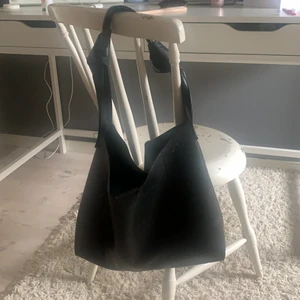 Väska  - Säljer denna super fina väskan, den är använd men i mycket bra skick. Väldigt rymlig och praktisk. Säljer för att den ej kommer till användning lägre ❤️