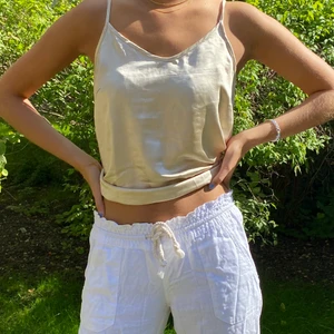 Champagnefärgad satin linne - Jättefint champagnefärgad linne i satinliknande tyg, köpt för typ två år sedan på Nelly men har få gånger kommit till användning. Jag har storlek S men tror det är i storlek M. Har några små fläckar där fram men syns knappt