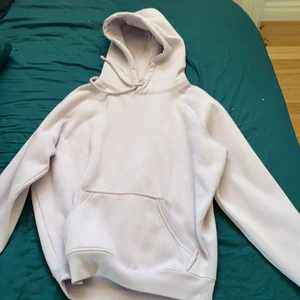 Ljuslila bikbok hoodie - Skön hoodie med fluffigt material inuti, knappt använd