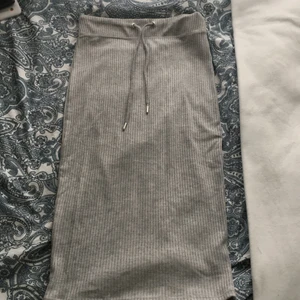 En Kjol  - En kjol från ginatricot, i färgen ljus grå.