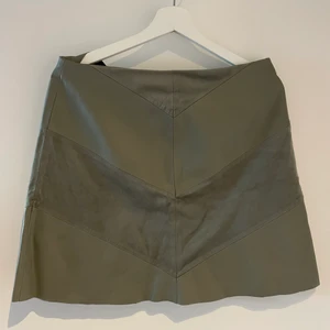 Kjol - Kjol i mocka och läder i fint skick 