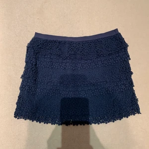 Mörkblå kjol med broderier - Mörkblå kjol med broderier från Ralph Lauren. Storlek 12 år men passar xs-s. Bra skick!💙