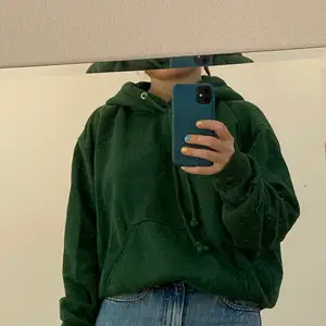 Mysig mörkgrön hoodie från weekday med stor huva, står storlek xs men väldigt oversize så skulle säga att den passar större också!