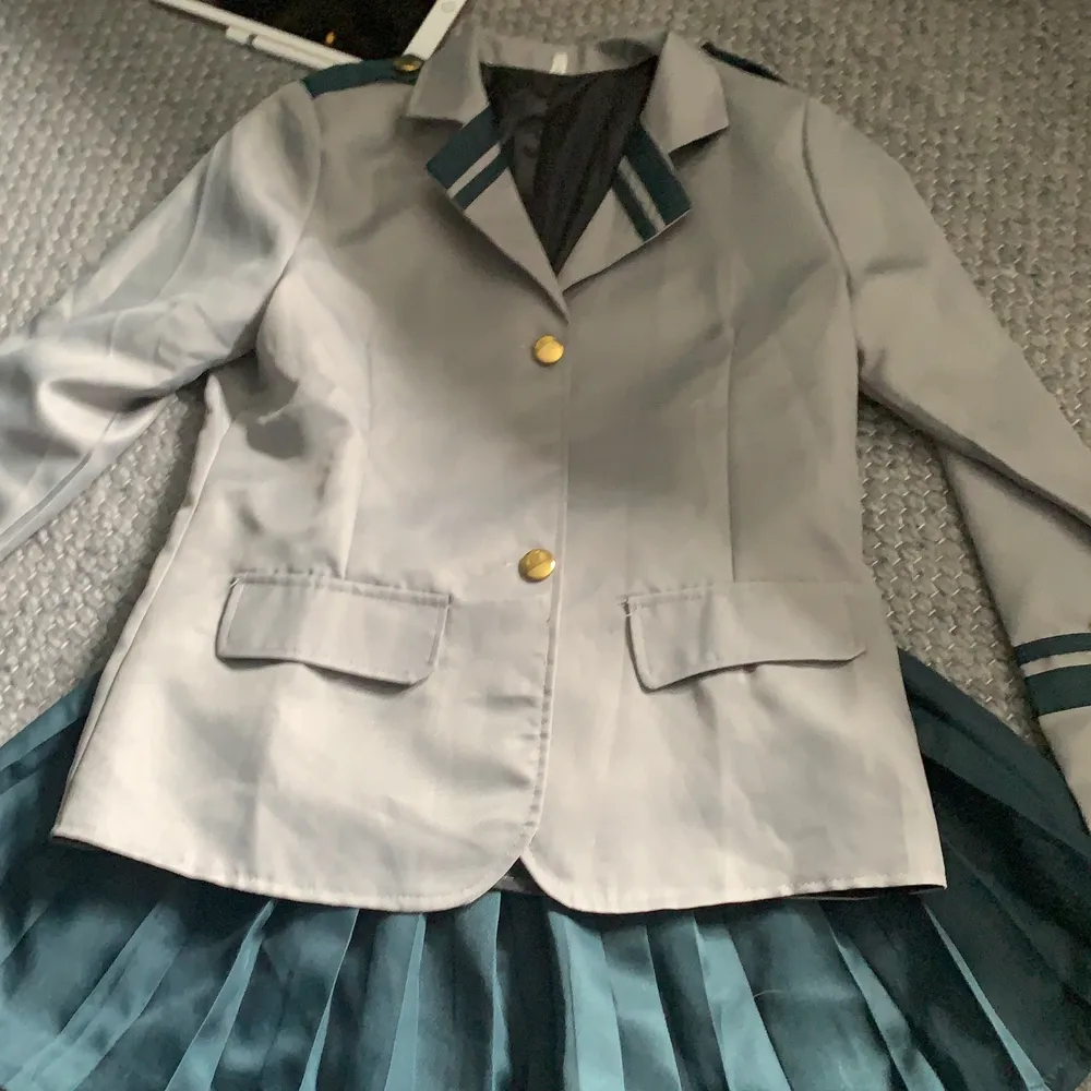 My hero academia cosplay, använd 2 gånger, storlek M men passar på xs och s, kjolen är väldigt liten . Övrigt.