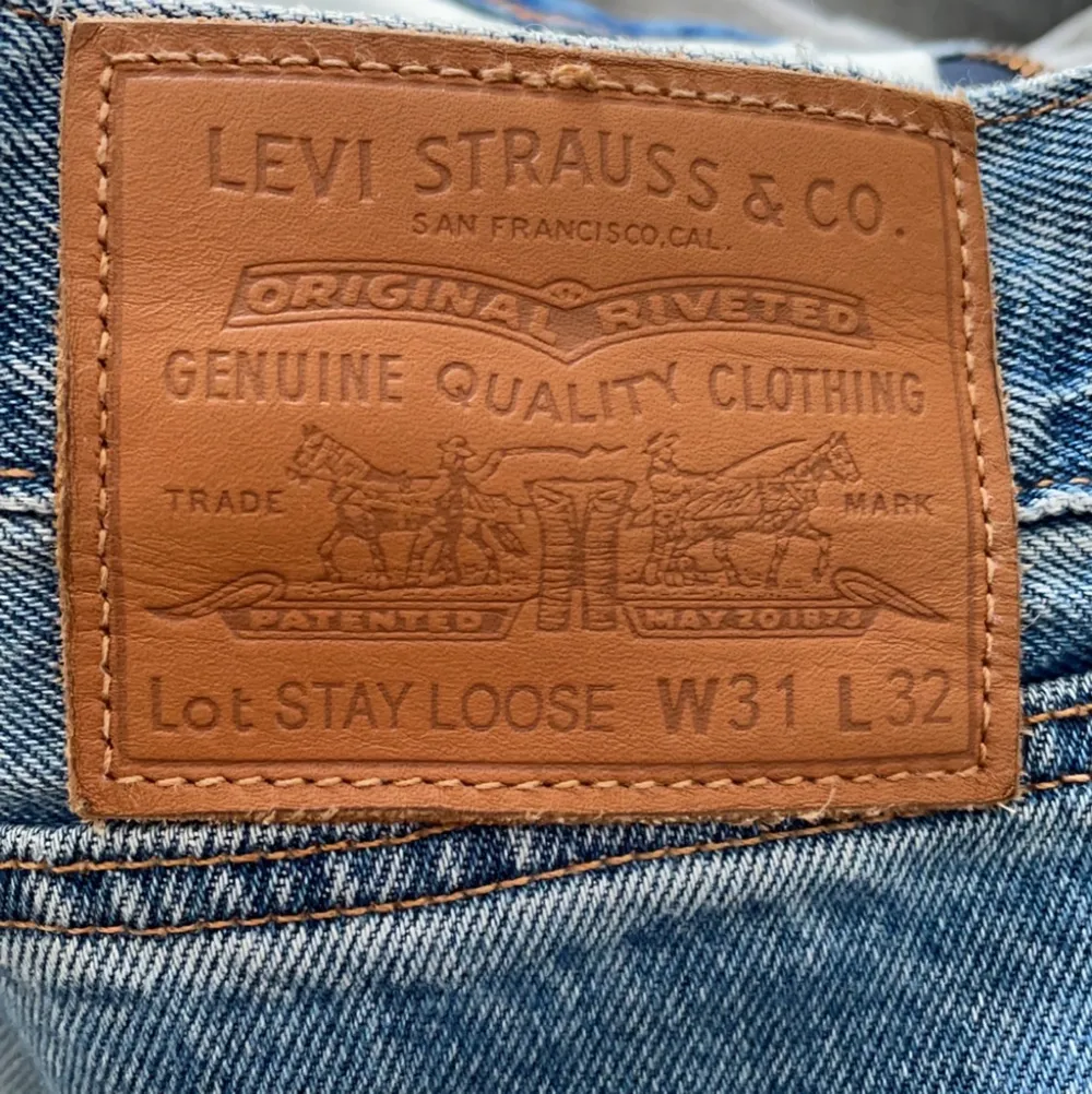 Levis stay loose jeans i väldigt bra skick utan några synliga fel eller fläckar. Använda men i väldigt bra skick. Storlek 31/32, modell på den andra bilden är 186 cm. Nypris: 1200 kr. Färg: blå. Om du undrar om mått så är det bara att slänga iväg ett DM, jeansen är en bredare version av 501. Säljer på flera platformar. Jeans & Byxor.