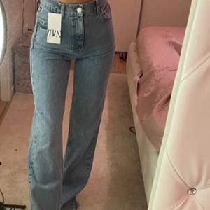 Populära jeans från Zara i högmidjade modell, första bilden är lånad skriv privat för fler 